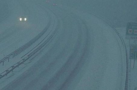 Putnički autobus proklizao na snijegu, zabio se u stijenu kod Rijeke: Haos na putevima u Hrvatskoj