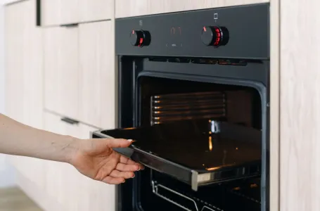 Tvoja tepsija za pečenje će ponovo zablistati: Genijalan trik za zagorjele mrlje koji zaista djeluje