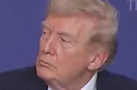 Trza glavom, izokreće oči, svi se opet pitaju šta se dešava? Pogledajte snimku