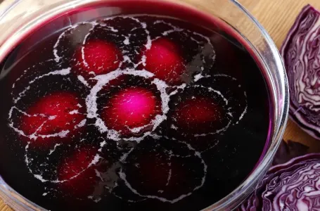 Treba vam 1 glavica i dobijate najmanje 3 boje: Kako ofarbati jaja ljubičastim kupusom?