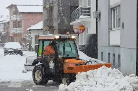 U Bihaću do 30 centimetara snijega, službe na terenu