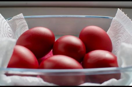 Ruskinje uvijek imaju najljepša crvena jaja: Dodaju samo 1 stvar u šerpu i dobijaju boju koja sija