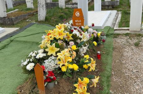 Nepoznata žena ostavila poruku i narukvicu na mezaru Halida Bešlića: “Hvala što si nam pokazao…”