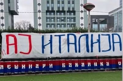 Dok Đoković stiže u Zenicu, navijači Borca razvili transparent: "Aj Italija"