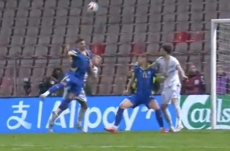 Turpin spasio Italijane: Je li moguće da ovo nije penal? Pa dvije ruke su u pitanju...