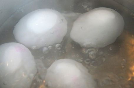 Ne stavljajte sirće u vodu za jaja: Uz 1 kašiku ovoga ljuska neće pući, a boja će biti duplo jača