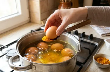 Ne stavljajte sirće u vodu za jaja: Uz 1 kašiku ovoga ljuska neće pući, a boja će biti duplo jača