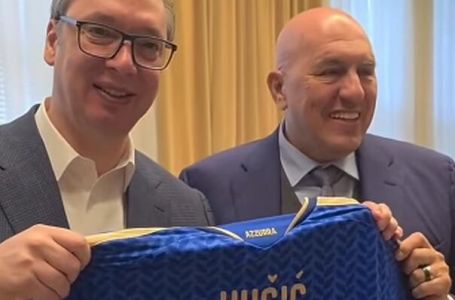 Vučić se prije mjesec dana slikao sa dresom Italije: Komentari sada su HIT (FOTO)