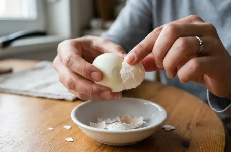 Kuhana jaja se ljušte u jednom potezu: Dodajte samo 1 sastojak u vodu i ljuska spada sama