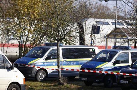 Mladić u vozu u Njemačkoj aktivirao eksploziv pa prijetio nožem. Putnici ga savladali