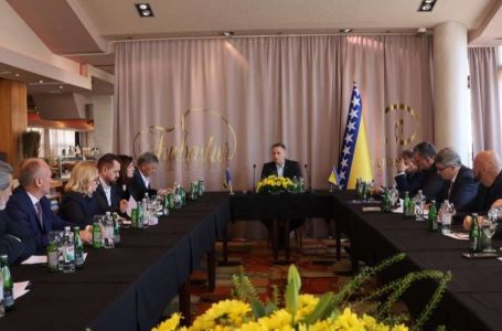 "Ujedinjeni za državu BiH": 14 političkih stranaka potpisalo podršku kandidaturi Denisa Bećirovića