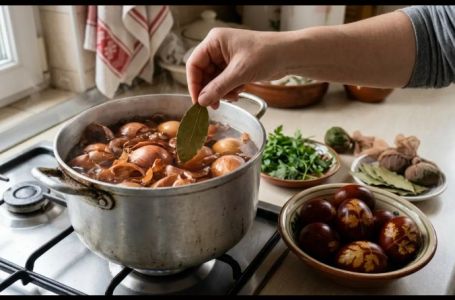 Svi misle da je lukovina prevaziđena: Dodajte 1 listić ove biljke i jaja će izgledati nevjerovatno