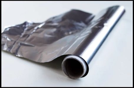 Da li znate čemu služi sjajna, a čemu mat strana aluminijumske folije? Svi ih pogrešno koristimo