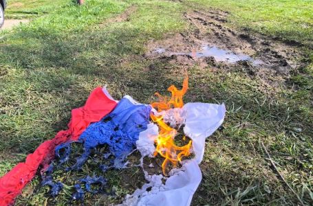 DRAMA NA DOBRINJI: Nakon grafita o ratnom zločincu Ratku Mladiću, zapaljena trobojka