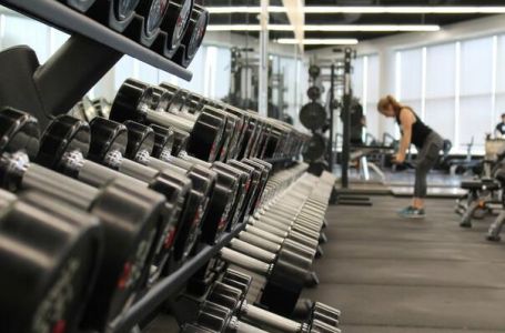 Jeziva nesreća u Beogradu: Tegovi pali na djevojku i teško je povrijedili