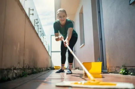 Balkon bez mahovine za nekoliko minuta: Ovaj trik djeluje bez ribanja
