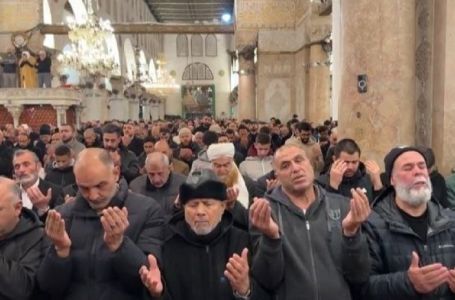 Prvi sabah nakon opsade: Hiljade vjernika klanjalo u Al-Aksi, suze se nisu mogle sakriti (VIDEO)