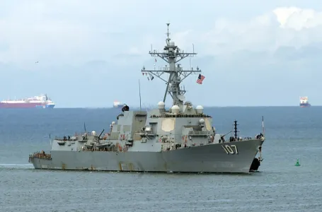 Američki Axios tvrdi da je nekoliko američkih vojnih brodova ipak prošlo kroz Hormuški moreuz