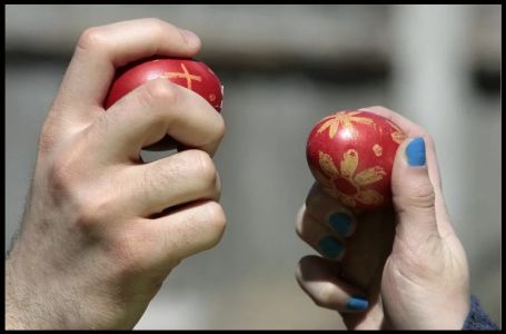 Razbilo vam se prvo jaje za Vaskrs baš na ovaj način? Staro vjerovanje kaže da stižu pare i sreća