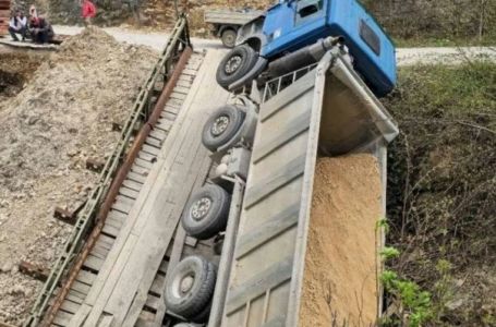 Urušio se drveni most u Ključu, na njemu bilo vozilo