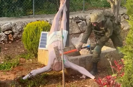 Izraelski vojnik maljem razbio kip Isusa