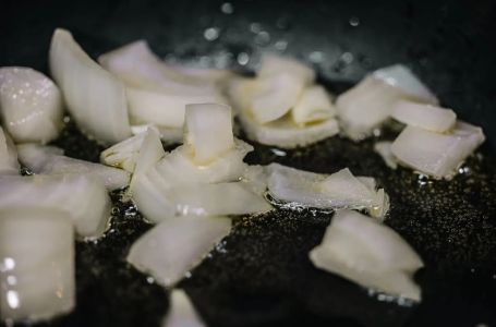 Ovako se pravilno dinsta luk: Trik bez zaprške i neprijatnog mirisa