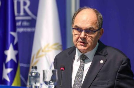 Visoki predstavnik Schmidt otputovao u Hag