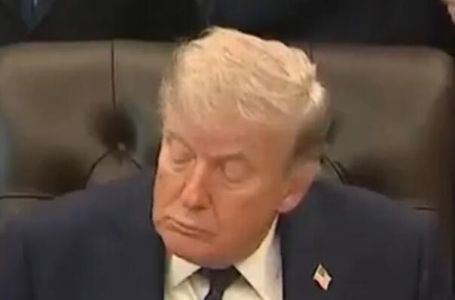 Trump zaspao usred sastanka u Bijeloj kući (VIDEO)