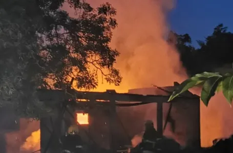 Gori cijelo selo na Balkanu, mnoge kuće potpuno uništene, prizor kida dušu