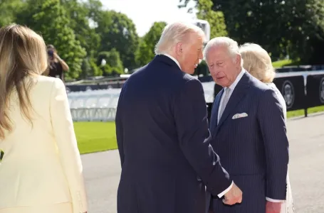 Čitačica s usana otkrila šta je govorio Trump kralju Charles-u: "Izbrisat će cijelu populaciju"