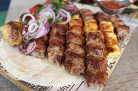 Roštilj majstor otkrio trik: Dodajte ovo u meso i ćevapi će biti nevjerovatno sočni!