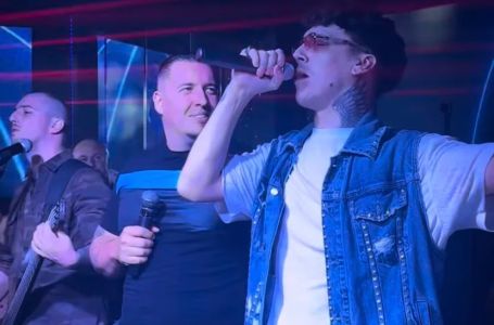 Pjevač otkrio da boluje od rijetke i teške bolesti: Imao je ove simptome, a onda su mu otkazale noge