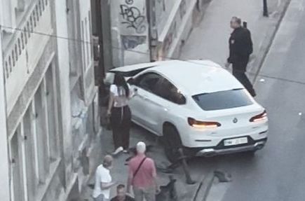 Haos na Skenderiji: Mercedesom se zabio u zgradu! (VIDEO)