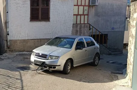 Vozač bez tablica bježao policiji pa udario u zid