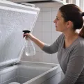 Led iz zamrzivača otpada sam: Namažite zidove ovim i naslage će nestati za 5 minuta bez struganja