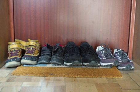 Šta gomila cipela ispred vrata govori o porodici: Psiholozi otkrivaju da li tu žive sretni ljudi