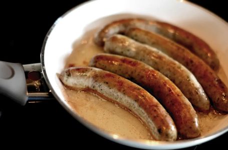 Uvijek kada pržite kobasice u tavu stavite 1 sastojak, budu mnogo ukusnije i nikada ne pucaju
