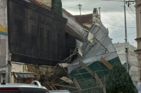 Haotične scene iz bh. grada: Olujni vjetar srušio zaštitu na oštećenoj zgradi (VIDEO)