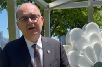 Šmit poslao oproštajnu poruku pored Cvijeta Srebrenice: "Ovo nije zbogom, vidjet ćemo se ponovo"