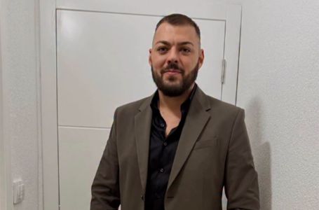 Pjevač Slobodan Vasić napravio incident u avionu, pa ga hitno odveli na psihijatriju