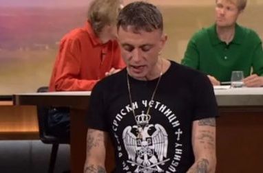 Ko je Danac koji se na TV-u pojavio u majici "Srpski četnici": Ranije pozirao s tri prsta...