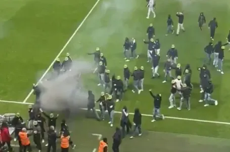 Potpuni haos u Francuskoj: Navijači uletjeli na teren i prekinuli meč, fudbaleri odmah otrčali u...