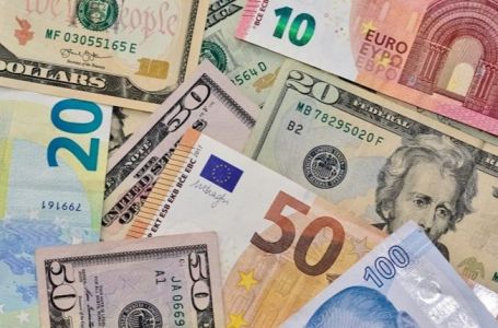 Dolar oslabio: Ruska valuta najjača prema američkoj još od 2023.