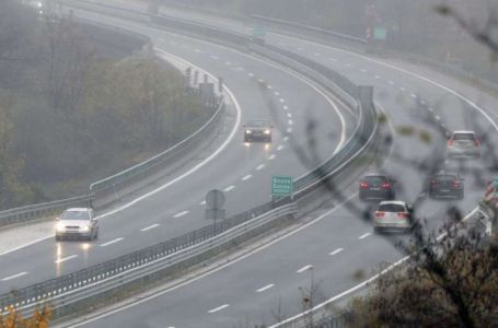 Na graničnim prelazima zadržavanja putničkih vozila za sada se kreću od 10 do 30 minuta