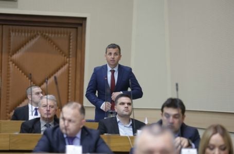 Muk u Parlamentu RS: Vukanović šokirao istupom -"Pokojni Boban Kusturić stajao iza organizacije..."