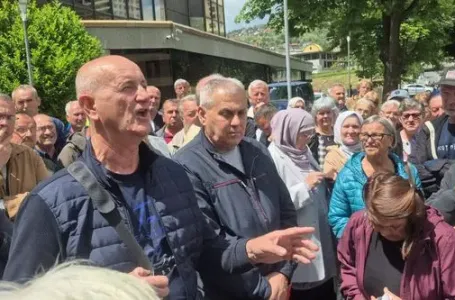 Radnici Krivaje pred Vladom: Razočarani smo indolentnošću Lakića, neko u Vladi radi protiv nas!