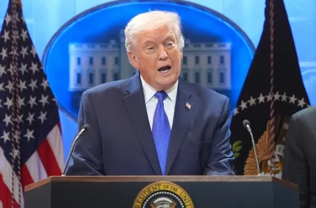 Trump poručio da SAD ne želi takse na plovidbu kroz Hormuški moreuz