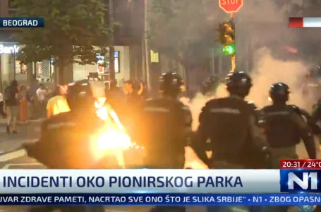 Žestoki sukobi u Beogradu, lete suzavci, baklje, topovski udari: Javio se Vučić