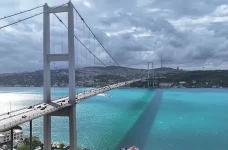 Voda Bosfora u Istanbulu promjenila boju u jarko tirkiznu