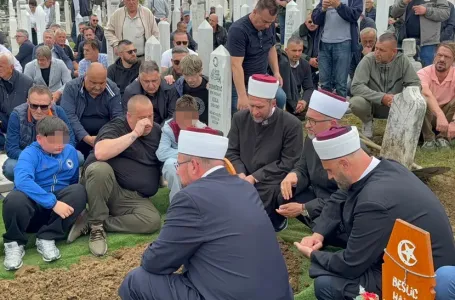 Klanjana dženaza i obavljen ukop Sejde Bešlić: Dino plače nad mezarom, sin se ne odvaja od njega